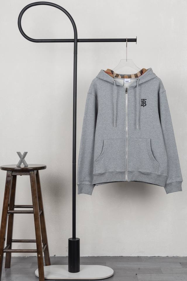 款号Xb062 Burberry 巴宝莉胸口刺绣格子连帽拉链卫衣 黑灰双色 面料采用400克毛圈高克重95棉5氢纶1×1双纱洗一辈子都不会变形的 男女同款 官网