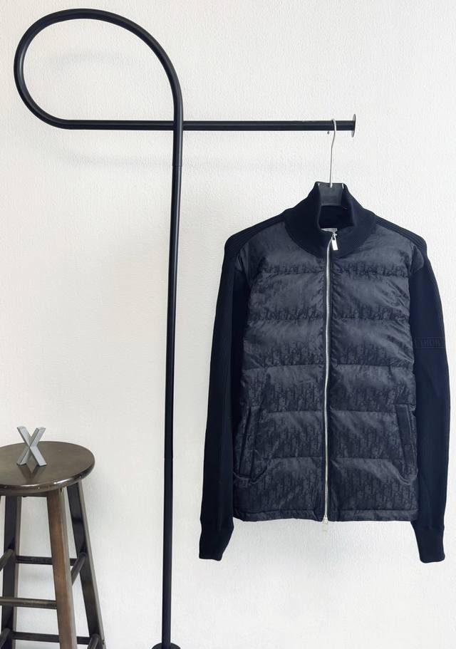 款号Xb0178 Dior 迪奥暗纹满印针织拼接立领羽绒服 面料采用聚酯面料拼接而成 内里羽绒采用90鸭绒填充，填充物将近400G 上身舒适保暖 蓬松度高 区别