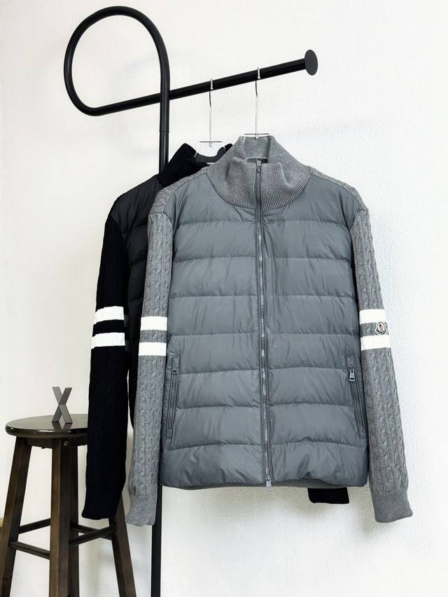 款号Xb0161 Moncler 蒙口袖子小标拼接针织立领拉链羽绒服 黑灰双色 面料采用聚酯面料拼接而成 内里羽绒采用90鸭绒填充，填充物将近 G 上身舒适保暖