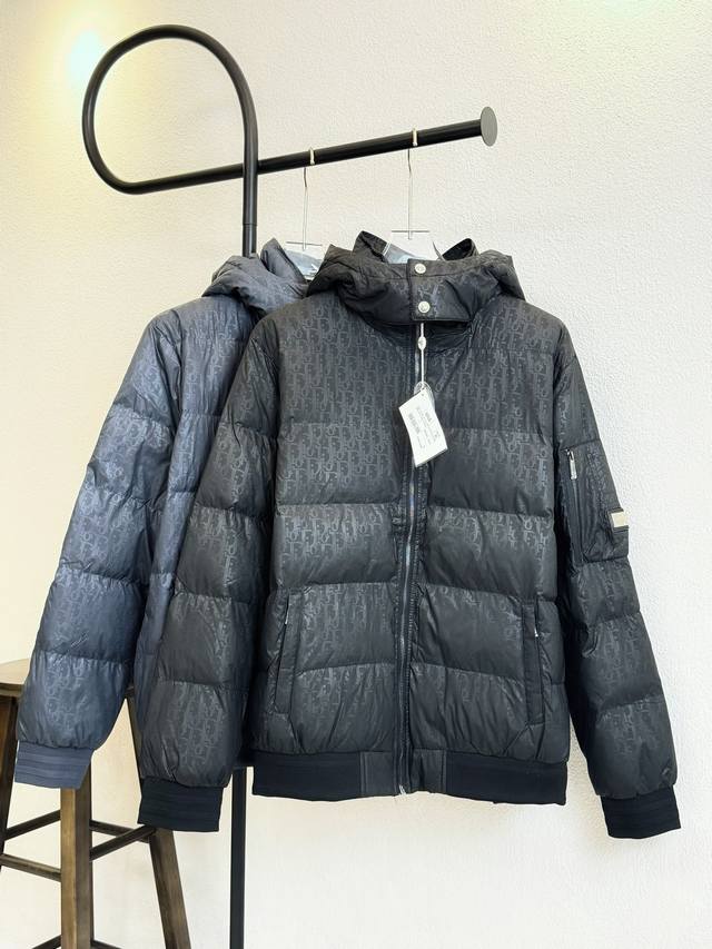 款号Xb0158 Dior 迪奥满印Logo口袋连帽可拆洗拉链羽绒服 面料采用聚酯面料拼接而成 内里羽绒采用90鸭绒填充，填充物将近400G 上身舒适保暖 蓬松
