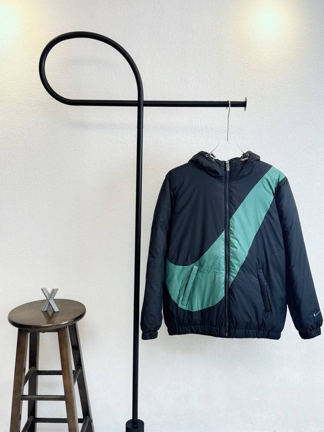 款号Xb0156 Nike 耐克大钩连帽拉链羽绒服 面料采用聚酯面料拼接而成 内里羽绒采用90鸭绒填充，填充物将近400G 上身舒适保暖 蓬松度高 区别市场垃圾