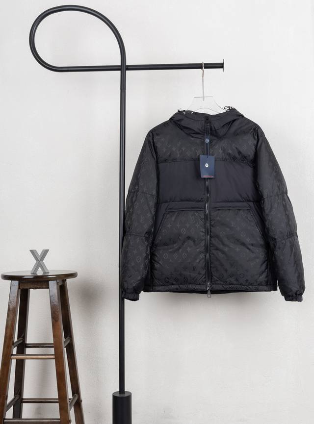 款号Xb0134 Lv 路易威登满印暗纹拼接连帽羽绒服 面料采用聚酯面料拼接而成 内里羽绒采用90鸭绒填充，填充物将近400G 上身舒适保暖 蓬松度高 区别市场