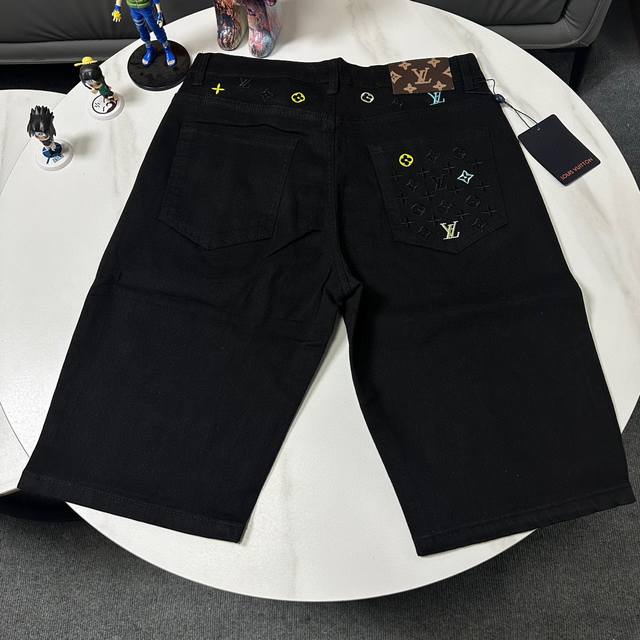 Lv路易威登 牛仔裤 修身剪裁 面料带弹力 重洗水 颜色超正 后口袋钢印刺绣图案 颜色：黑色 码数：M-Xxl