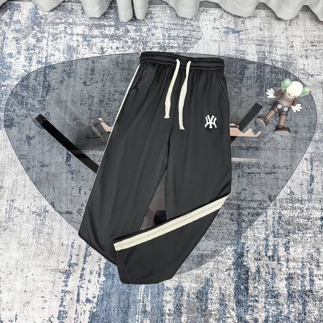 Mlb洋基经典Ny印花复古织带脏脏裤，休闲直筒裤，版型超正的百搭神裤，上身巨好看，搭配经典Logo印花设计，经典百搭，面料舒适亲肤，百搭出行休闲日常运动必备！男