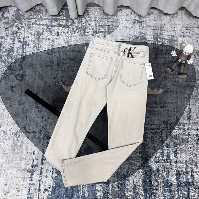 Calvin Kleinck 25Ss刺绣秋冬新款牛仔裤 原版打版，耗时一个多月，刺绣一体的工艺 -面料质感非常细腻 ，高克重穿上挺括有型，手感柔软平滑 弹性最