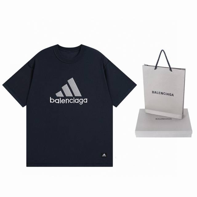 细节图 顶级版本.官网品质 Balenciaga 巴黎联名Adbbidbbas前面经典Logo组合，双面正反穿搭刺绣短袖T恤# 面料采用巴黎Zp定织定染全棉双纱