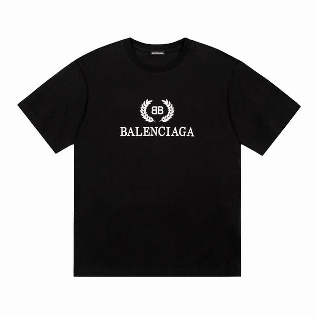 Balenciaga 巴黎世家 Ss 经典麦穗印花短袖 这里解释一下为什么我比别人贵几十块： 1.看似是简单的印花 其实一点都不简单 特殊的材料搭配特殊的工艺才
