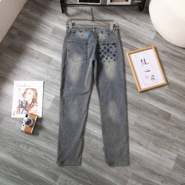 牛仔裤Louisvuitton 路易威登 2025Ss早春新品 驴家刺绣系列休闲牛仔。独爱这一条，弹力加倍的牛仔裤 V登重磅牛仔裤 ..牛仔纯手工做旧。。 一款