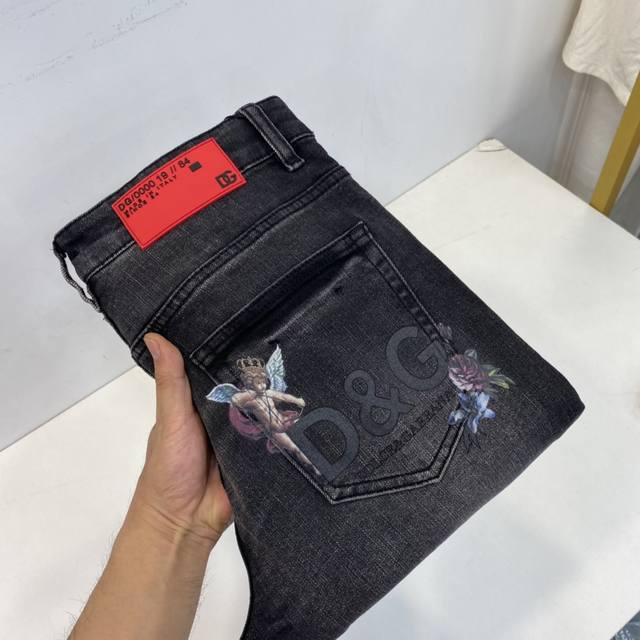 Dg杜嘉班纳2025春夏欧洲专柜新款 超A代购级别海外贸易公司订单货源，顶级原单高端男士定制时尚修身小直筒牛仔裤。 颜色：图片色 尺码：M-Xxl 面料：丹宁水