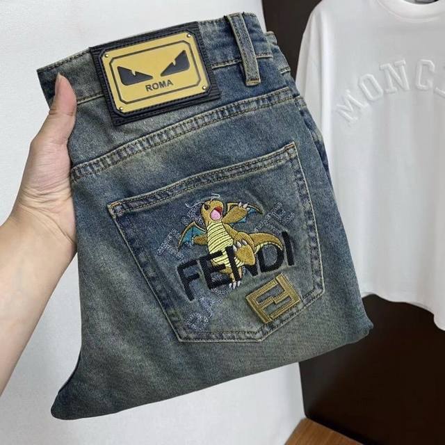 芬迪 Fendi 小恐龙刺绣牛仔裤 最新品，专柜同步有售，原单狠货，水洗休闲牛仔裤，进口原版水洗弹力面料，舒适有弹性，原版五金辅料装饰Logo，版型超正，档次极