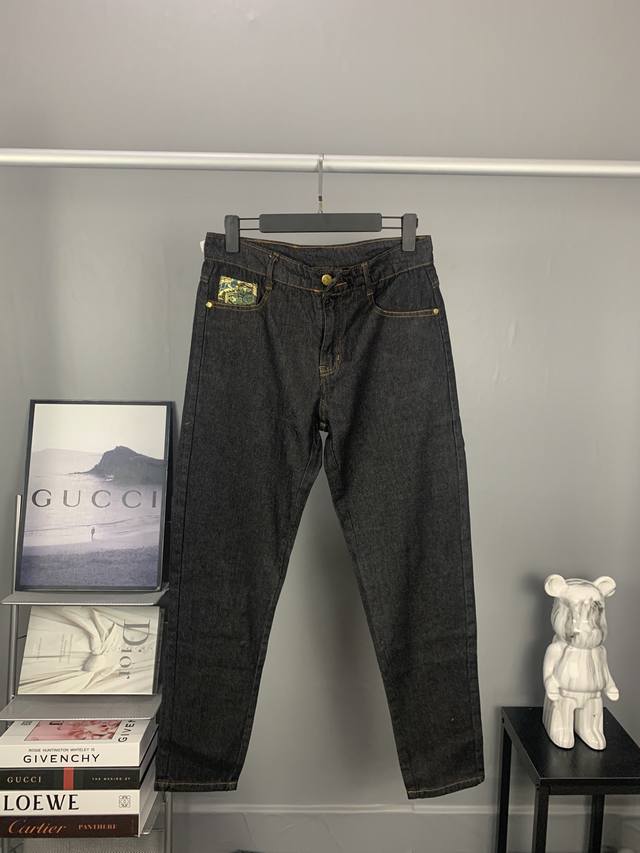 Evisu 春夏新款 男士贴布刺绣海鸥多口袋直筒窄脚牛仔裤 Visu的修身牛仔裤有一种独特的自然魅力，后袋分别绣上家花刺绣和经典商标装饰。搭配简约T恤，增添时尚
