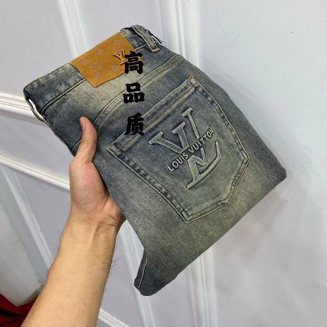路易威登 23Ss早秋新款时尚水洗棉质混纺牛仔裤，采用经典丹宁牛仔布，是用棉质混纺面料制成,面料手感柔软不失筋骨感，带有横向拉伸弹力,面料紧密有致，贴身穿着不会