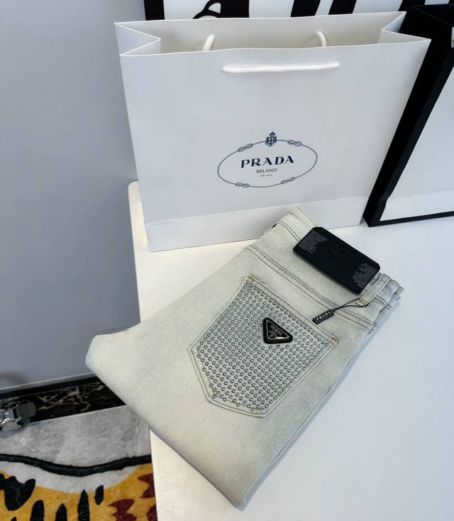 Prada 普拉达铆钉牛仔裤 修身剪裁 面料带弹力 重洗水 颜色超正 正版五金开模，外贸标配 正品Ykk拉链 ，外贸大厂代工，原单品质 身高175体重110男生