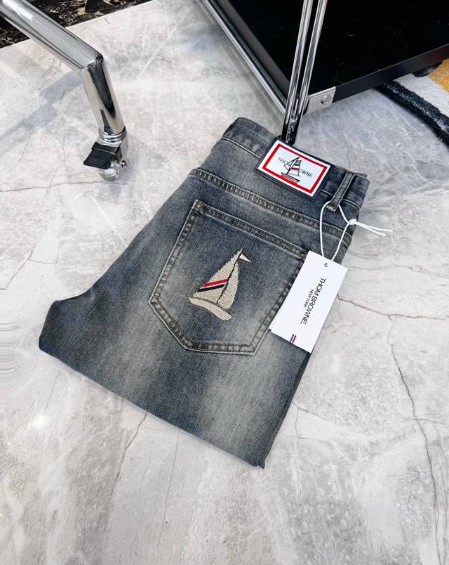 一帆风顺Tb汤姆布朗 广州顶级版本 品名：“一帆风顺” Thom Browne -汤姆布朗-水洗灰牛仔裤 原版开模帆船五金铸件皮牌 上身超帅气有型 男女均可搭配