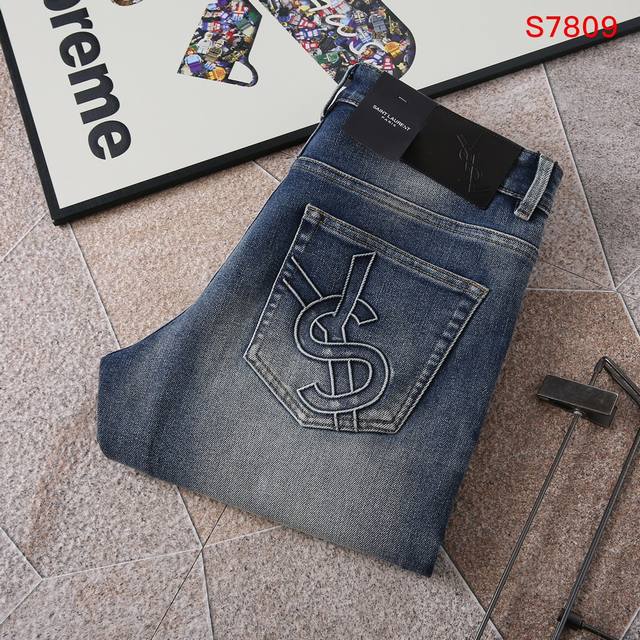爆款 Saint Laurent Slp 圣罗兰专柜新品牛仔裤！ 圣罗兰家顶级用料超柔高棉水洗牛仔面料！每一件水洗费用高达常规工艺三倍之多，触感极致细腻，拿到手