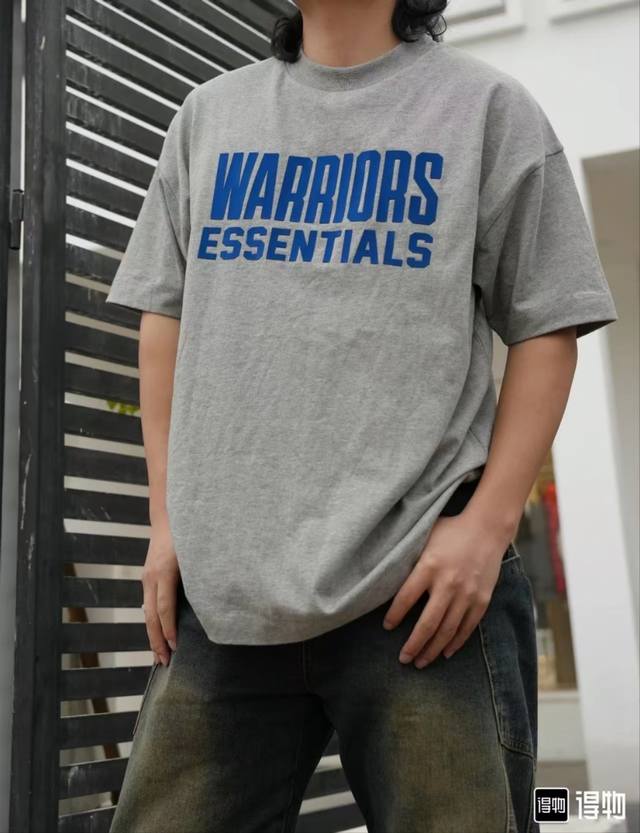 Fog-563# Fear Of God Essentials X Nba 联名款 金州勇士队 字母印花图案圆领短袖T恤 灰色S-Xl