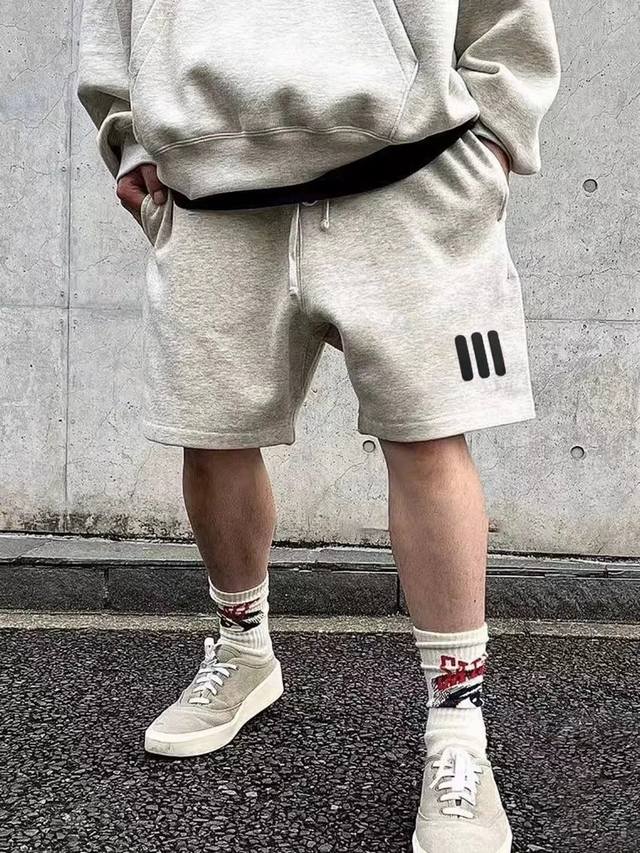 Fog-612#Fear Of God Fog复线Essentlals三条杠硅胶印花男女同款短裤。黑色，白色。灰色 S-Xl