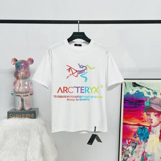 款号：S62 Arcteryx始祖鸟 Kragg Sl 品牌前后双Logo彩色鸟家印花圆领透气短袖T恤 男款 重磅250G定制32支原版面料，采用定制定染高克重