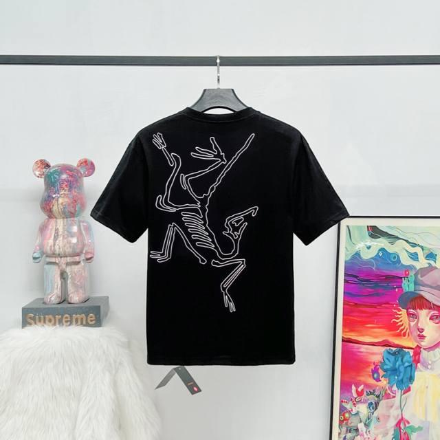 款号：S61 Arcteryx始祖鸟 Kragg 山系 后背鸟家素描骨架大Logo户外透气Cotton纯棉圆领短袖T恤 男款 重磅250G定制32支原版面料，采