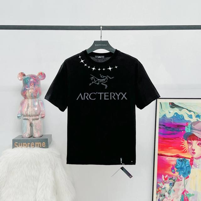 款号:S60 始祖鸟Arc’Teryx恶魔之眼短袖 2025Ss最新款领口硅胶鸟标字母印花 吸湿排汗 柔软透气 轻便舒适户外T恤 始祖鸟领口硅胶字母Logo印花