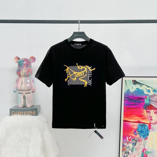 款号：S56 Arc’Teryx始祖鸟Arc2025新款网格印花短袖 采用32支双纱，250克纯棉面料，胸前网格小鸟高端工艺印花，上身透气，绝不起球，手感柔软舒