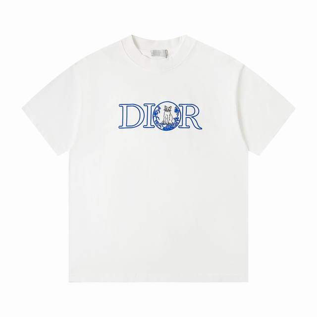 上新： 款号：B219 Dior迪奥新款经典Logo猫咪字母图案印花休闲圆领短袖T恤 1面料采用260克纯棉双纱面料 柔软亲肤、透气性强，定位裁剪工艺Overs