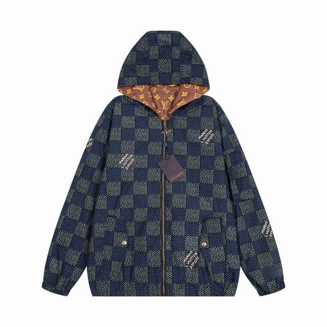上新： 款号：B016 Louis Vuitton 路易威登新款经典Lv老花满印双面穿拉链连帽夹克外套 双面穿 1采用超细腻的高科技爽滑聚酯纤维材质面料，定制高