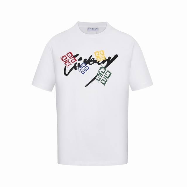 上新： 款号：B908 Givenchy纪梵希限定马克笔草写Logo印花圆领短袖T恤 1面料采用260克纯棉双纱面料 柔软亲肤、透气性强，定位裁剪工艺Overs