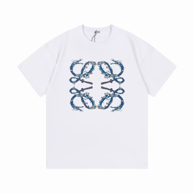上新： 款号：B907 Loewe 罗意威新款经典胸前印花Logo休闲圆领短袖T恤 1面料采用260克纯棉双纱面料 柔软亲肤、透气性强，定位裁剪工艺Oversi