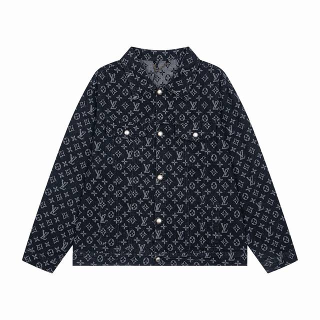 上新： 款号：B903 Louis Vuitton 路易威登Lv满印提花情侣款牛仔夹克外套 1面料采用定制原版牛仔布料，布面纹理清晰 质地柔软不是挺括 耐磨耐穿