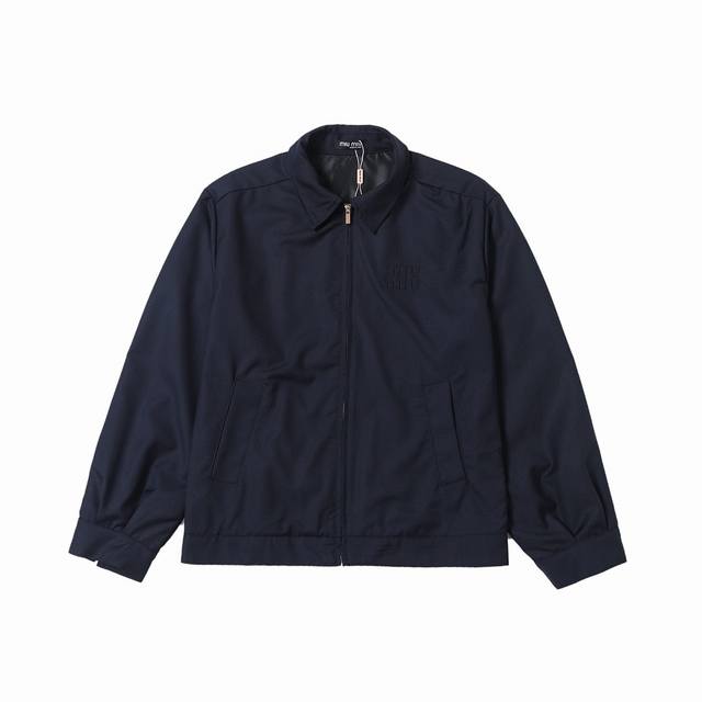 上新： 款号：B105 Miumiu缪缪新款巴黎秀场老钱风贴布翻领拉链行政夹克情侣款衬衫外套 1选自优质原版开发纯棉面料，内里搭配里布，整体穿搭效果非常的柔软舒