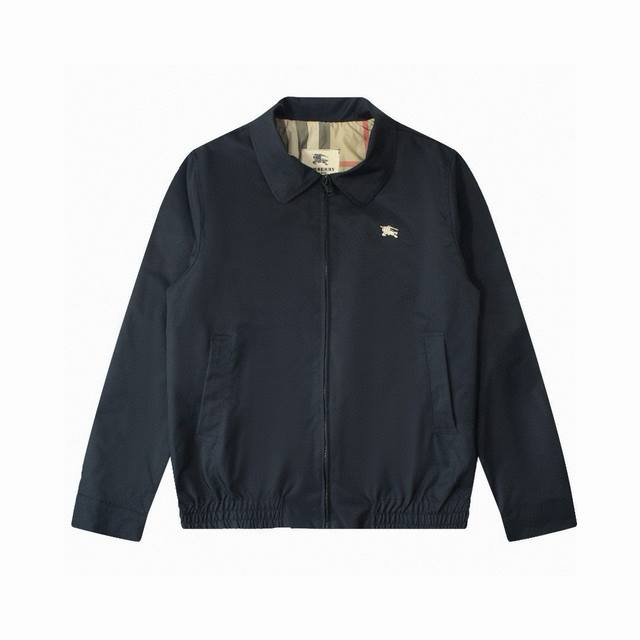 上新： 款号：B104 Burberry 巴宝莉新款经典战马刺绣翻领夹克情侣款外套 1采用超细腻的高科技爽滑聚酯纤维材质面料，订染高品质格纹面料，极其细腻，上身