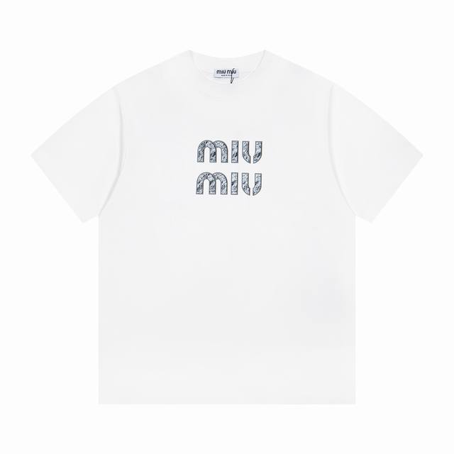 上新： 款号：B204 Miumiu谬谬新款25Ss经典字母图案Logo印花圆领短袖T恤 1面料采用260克纯棉双纱面料 柔软亲肤、透气性强，定位裁剪工艺Ove