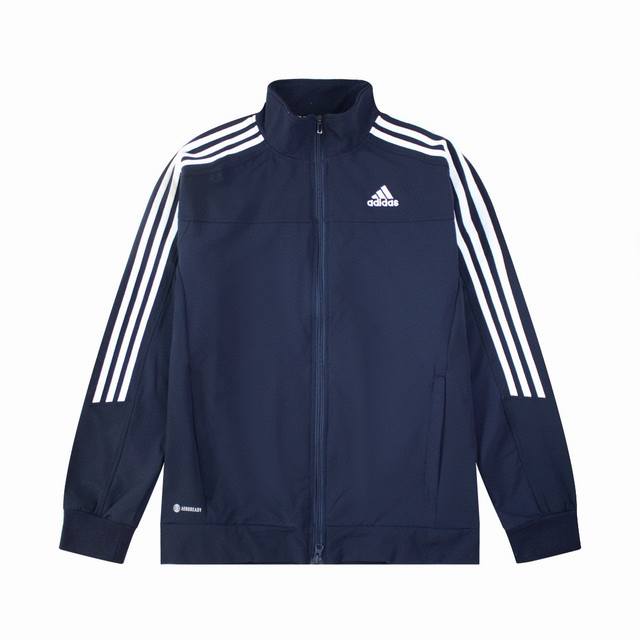 上新： 款号：B101 Adidas 阿迪达斯Qq糖同款立领经典三条杠情侣夹克上衣外套 1定制领口织带复刻原版，经典三条杠百搭不挑人，做工细节完美把控！ 2非常