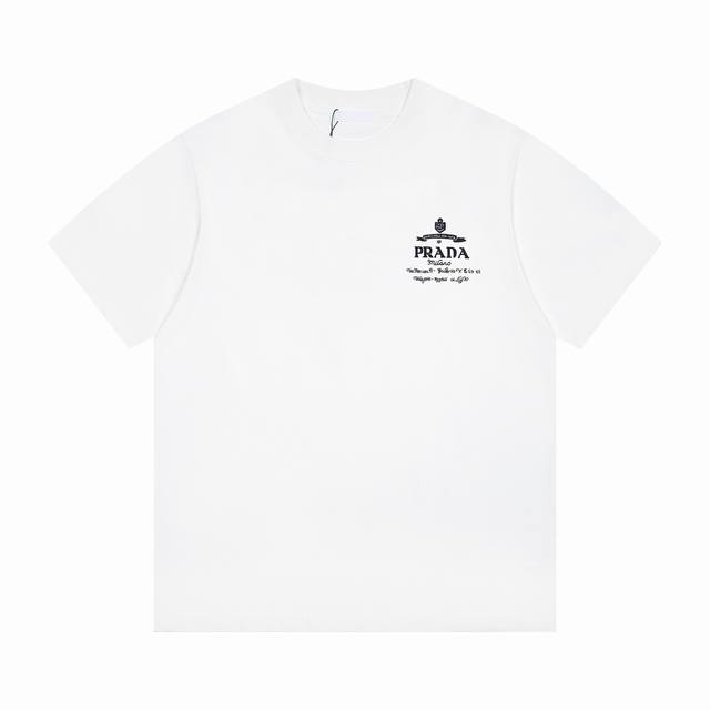 上新： 款号：B212 Prada 普拉达25Ss新款经典印花Logo字母休闲圆领短袖T恤 1面料采用260克纯棉双纱面料 柔软亲肤、透气性强，定位裁剪工艺Ov