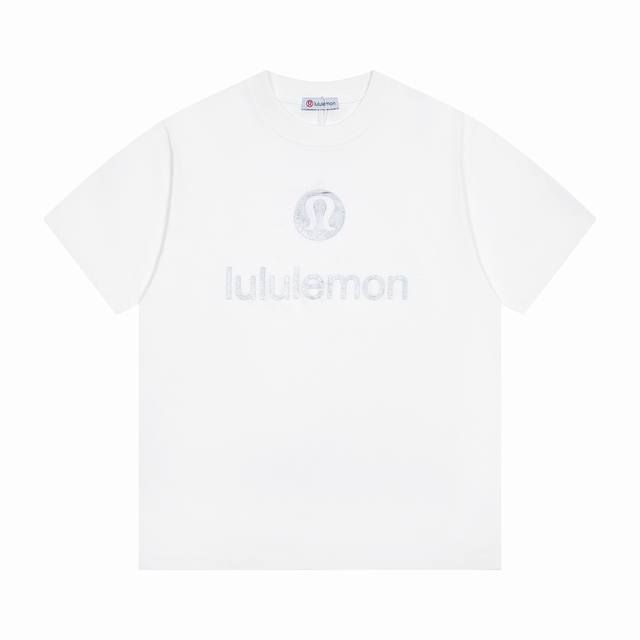上新： 款号：B202 Lulu Lemon新款25Ss胸前字母Logo印花圆领短袖T恤 1面料采用260克纯棉双纱面料 柔软亲肤、透气性强，定位裁剪工艺Ove