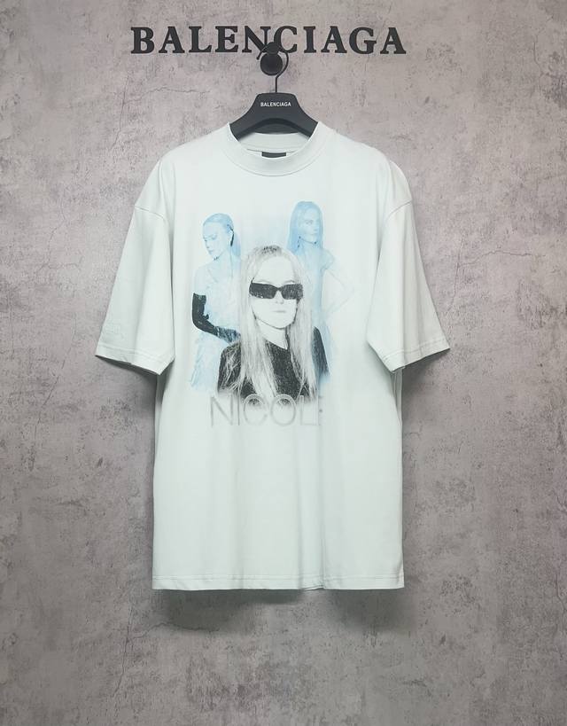 Balenciaga巴黎世家顶级版本1:1官网品质 25Ss Nicole妮可基德曼人像直喷印花袖子刺绣短袖T恤 背面饰以签名印花，袖子饰以Balenciaga