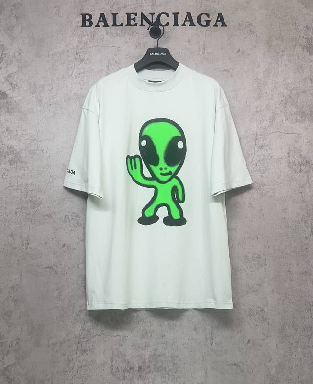 Balenciaga巴黎世家顶级版本1:1官网品质 25Ss新款外星人夜光直喷+后面笑脸印花短袖T恤 袖饰以Balenciaga标识刺绣，印花采用进口荧光浆料印