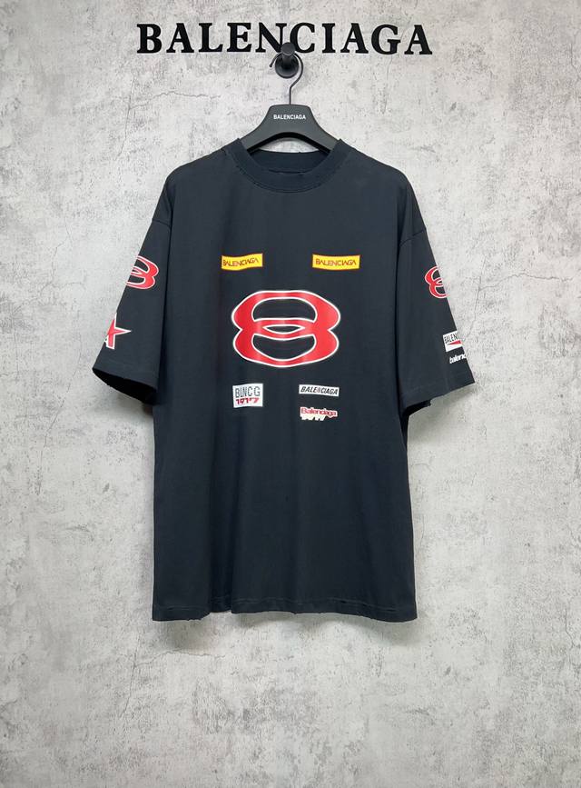Balenciaga巴黎世家顶级版本1:1官网品质 Ss25 双环多商标Logo组合印花手工水洗磨烂短袖T恤 采用巴黎定制纯棉面料260G双纱精梳纯棉，十字螺纹
