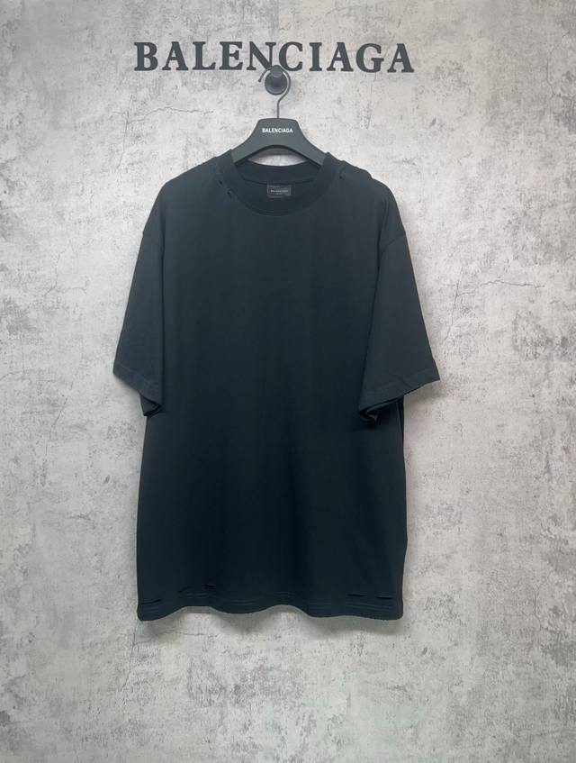 Balenciaga巴黎世家顶级版本1:1官网品质 红色美纹纸胶带拉浆双层工艺印花短袖T恤 背面饰以Security Tape Logo图案，整件手工磨破工艺。