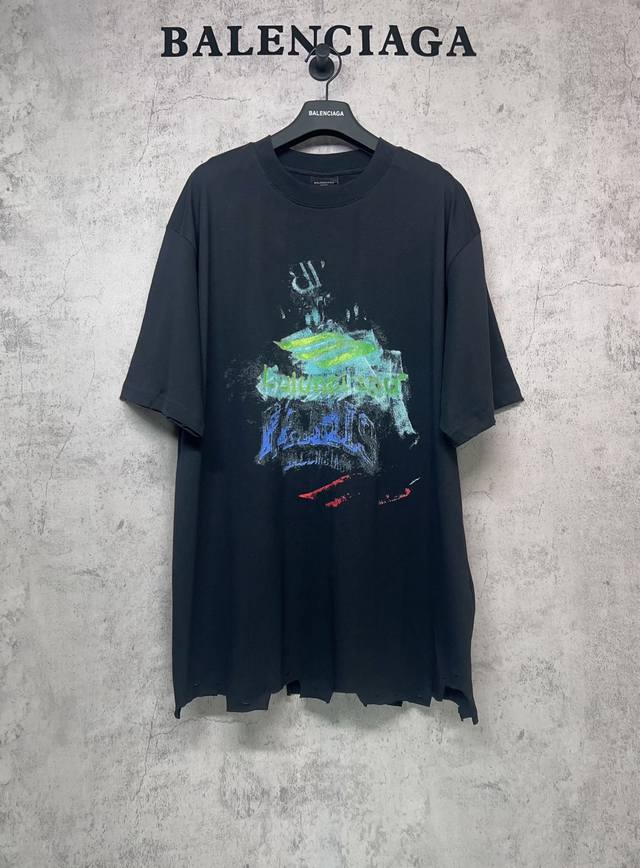 Balenciaga巴黎世家顶级版本1:1官网品质 25新款磨破白墨涂鸦手工磨烂剪边短袖T恤 前后面模糊图案白墨直喷洗水磨烂破坏做旧下摆手工打磨，成衣后炒色洗水