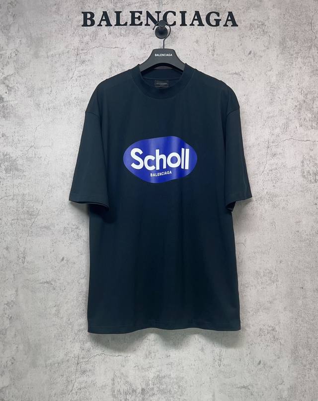 Balenciaga巴黎世家顶级版本1:1官网品质 英文Scholl联名蓝底印花短袖T恤 面料260G双纱精梳纯棉 采用巴黎定制纯棉，十字螺纹圆领领口落肩线，自