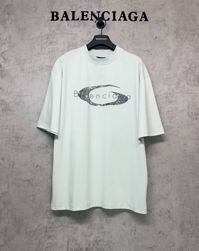 Balenciaga巴黎世家顶级版本1:1官网品质 经典Logo英文龟裂印花短袖T恤 领口 袖子手工磨边磨旧工艺 面料260G双纱精梳纯棉 采用巴黎定制纯棉，十