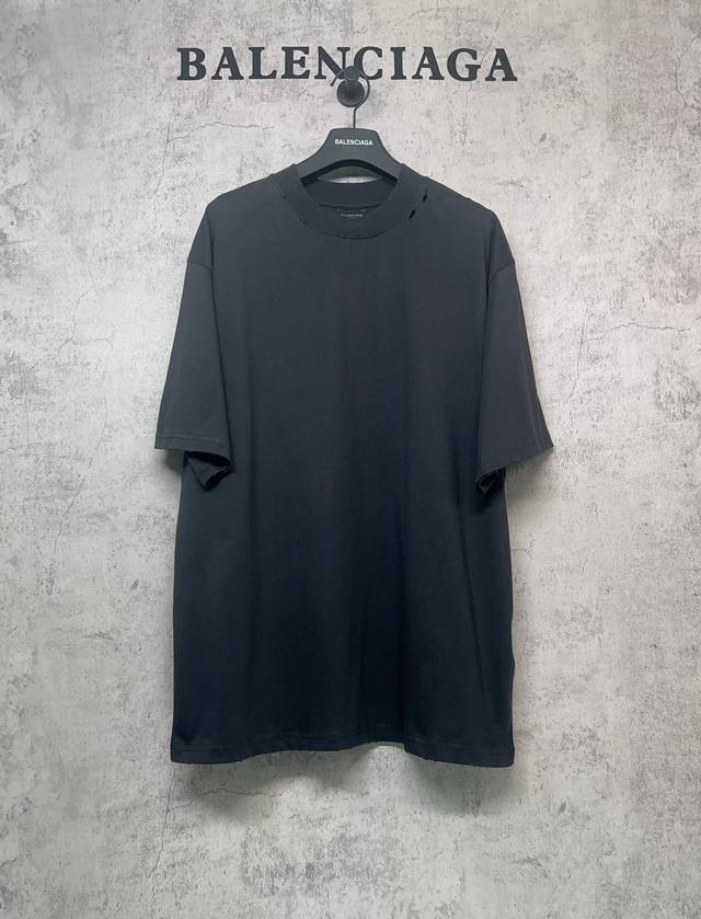 Balenciaga巴黎世家顶级版本1:1官网品质 背后手工黑色字母经典Logo拉浆印花洗水磨烂短袖T恤. 面料260G双纱精梳纯棉 采用巴黎定制纯棉，十字螺纹