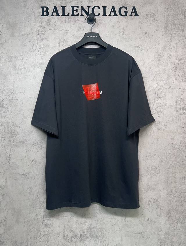 Balenciaga巴黎世家顶级版本1:1官网品质 前后凹凸字母遮挡胶带多层发泡印花短袖 面料260G双纱精梳纯棉 采用巴黎定制纯棉，十字螺纹圆领领口落肩线，自