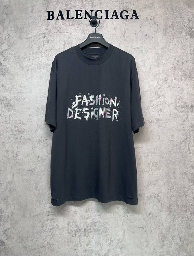 Balenciaga巴黎世家顶级版本1:1官网品质 金沙闪亮印花短袖T恤 金沙粉混于浆料中由机械刮印，确保浆料均匀渗透。硅油整理赋予印花顺滑、柔软的丝绸感；:金