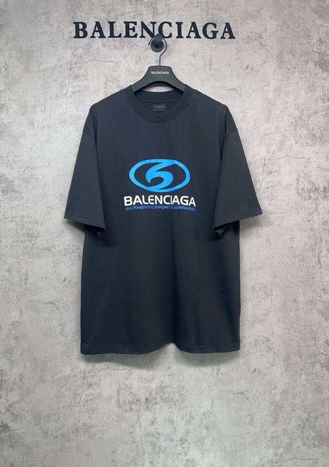 Balenciaga巴黎世家顶级版本1:1官网品质 Logo直裂印花成衣磨烂做旧短袖T恤，砖柜同步. 前后幅印花字母做旧龟裂效果，成衣领口.袖口.下摆均做磨破做