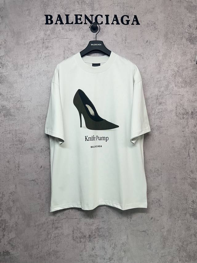 Balenciaga巴黎世家 顶级版本1:1官网品质 高跟鞋直喷印花短袖圆领T恤 砖柜同步 面料采用巴黎定制纯棉260G，厚感度十足 重工艺 十字螺纹圆领领口落