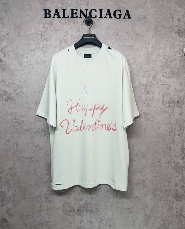 Balenciaga巴黎世家 顶级版本1:1官网品质 情人节限定 印花短袖圆领T恤 采用复古平纹针织面料，正面和背面饰以Lipstick Valentines艺