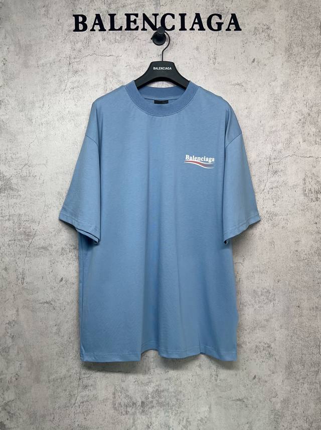 Balenciaga巴黎世家 顶级版本1:1官网品质 可乐字母波浪印花Logo短袖圆领T恤 面料采用32S260G双纱精梳棉 厚感度十足 万针刺绣工艺 面料采用
